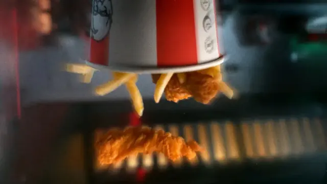 KFC-bucket met vallende friet en kip in een gepubliceerd filmbeeld van Bucket for One, geproduceerd door Chuck Studios