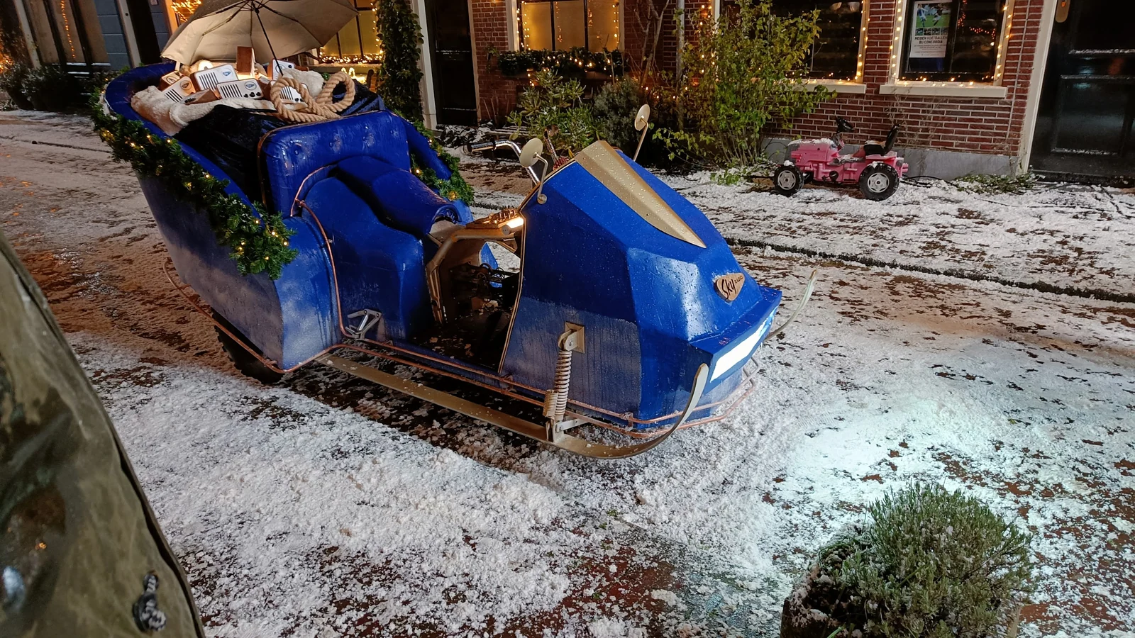 Blauwe Sky Radio-slee met versiering op een besneeuwde straatset