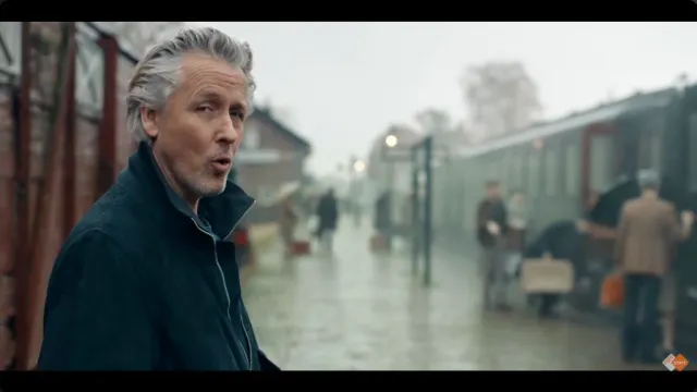 Historische stationsomgeving met nevel in de trailer van Het Verhaal van Nederland – De Tweede Wereldoorlog