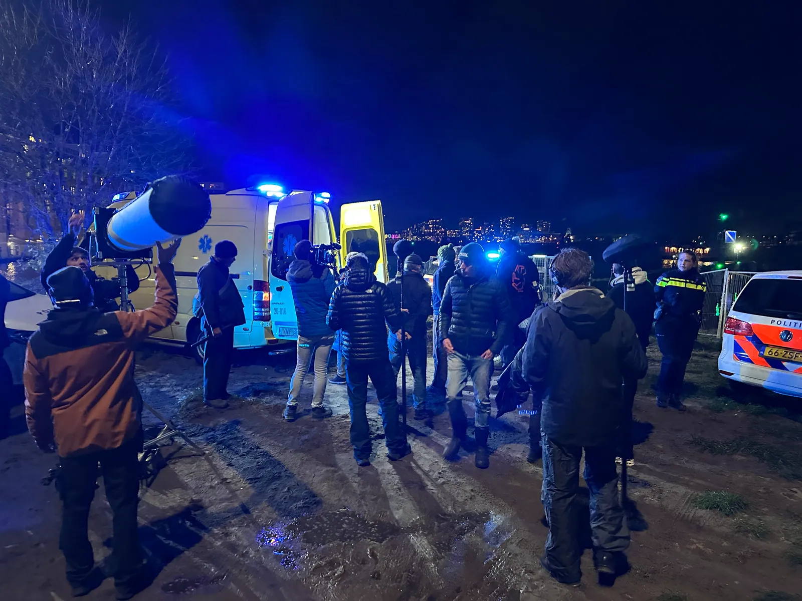 Crew en grote windmachine op een blauw verlichte nachtset van Amsterdamned II
