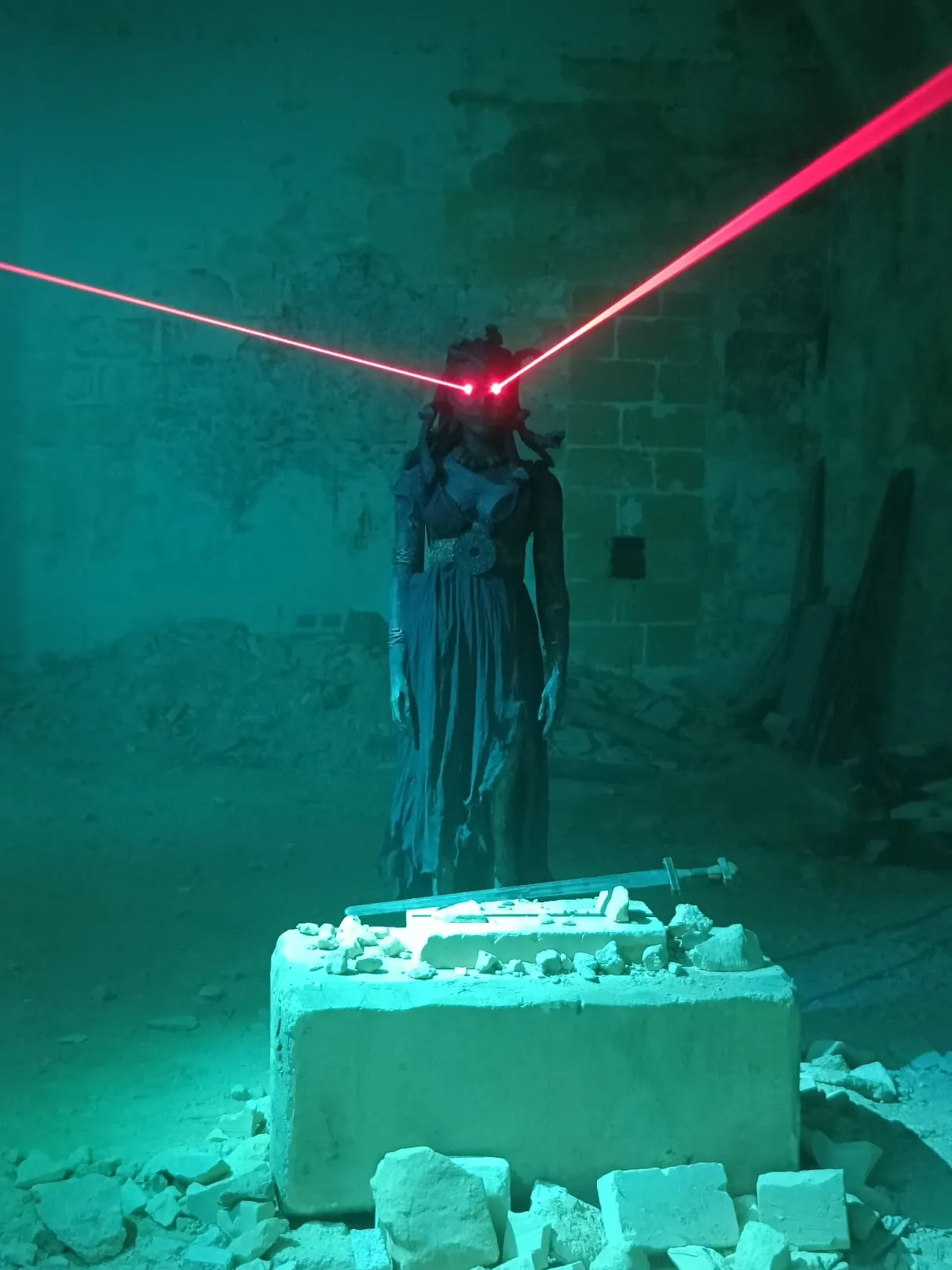 Medusa-spelobject in groen licht met twee rode lichtbundels bij Pandora