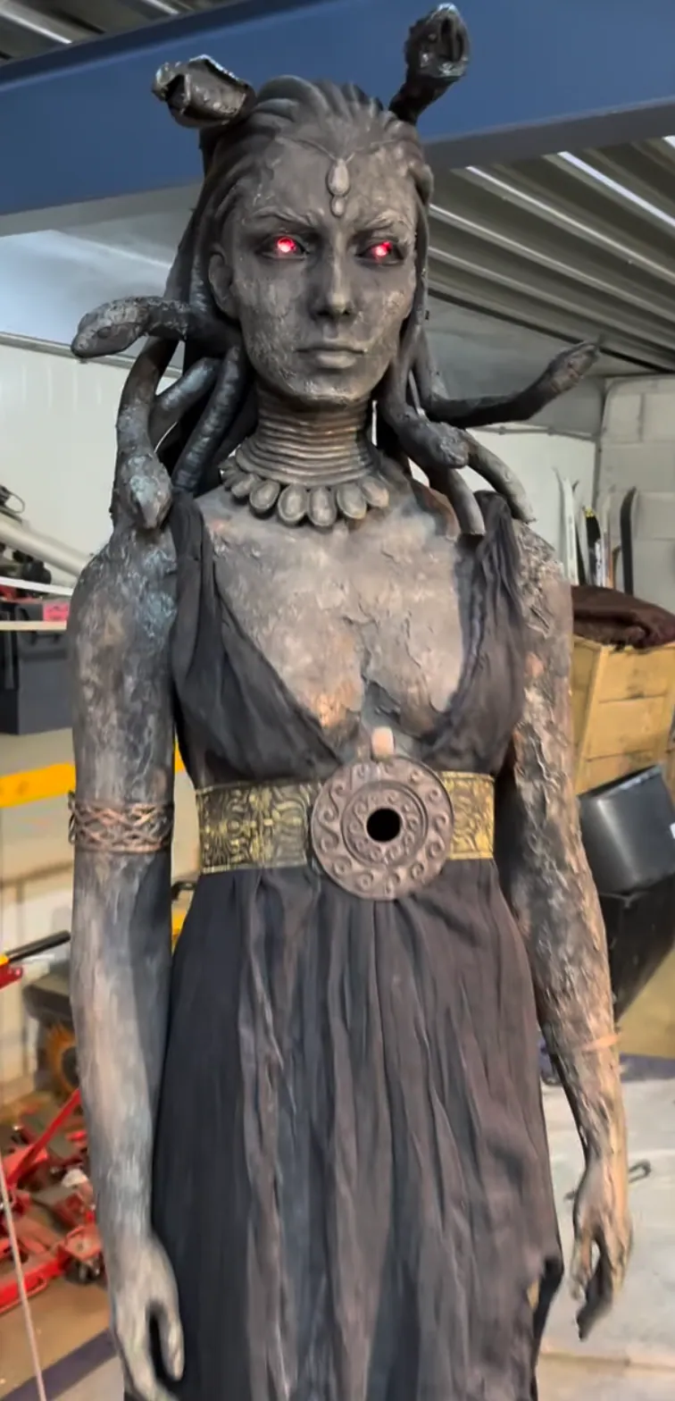 Medusa-prop met slangenhaar en rode ogen tijdens de voorbereiding in de werkplaats